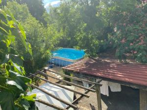 uma piscina num jardim com um deque de madeira em Spacious holiday home with pool in pretty village em Celles