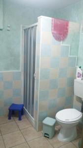 uma casa de banho com um WC e um chuveiro em Starhouseavola em Avola