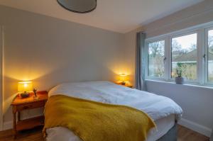 1 dormitorio con 1 cama y 2 lámparas en una mesa en GuestReady - Serene Haven near Castle Golf Club, en Dublín