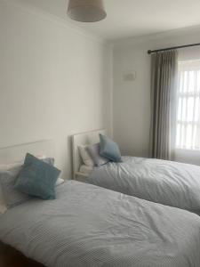 1 Schlafzimmer mit 2 Betten und einem Fenster in der Unterkunft GuestReady - Lovely stay in Dublin in Dublin