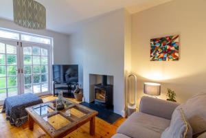ein Wohnzimmer mit einem Sofa und einem Couchtisch in der Unterkunft GuestReady - Serene Haven near Castle Golf Club in Dublin