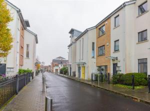 eine leere Straße in einer Stadt mit Gebäuden in der Unterkunft GuestReady - Tranquil Slumber in The Coast in Dublin