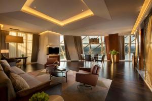 懐柔区にあるSunrise Kempinski Hotel Beijingのリビングルーム(ソファ、椅子、テーブル付)