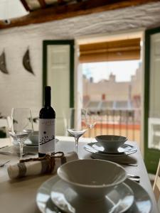 una mesa con una botella de vino y copas. en Centric apartment in Vilanova i la Geltru, en Vilanova i la Geltrú
