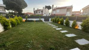 Taman di luar S Villa City