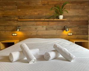 ein Bett mit vier Rollen Handtücher drauf in der Unterkunft Centric apartment in Vilanova i la Geltru in Vilanova i la Geltrú