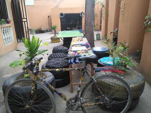un vélo garé à côté d'une pile de pneus dans l'établissement Room in House - Vals Residence O9o98o58ooo, à Lagos