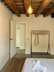 1 dormitorio con cama con sábanas blancas y techo en Centric apartment in Vilanova i la Geltru, en Vilanova i la Geltrú
