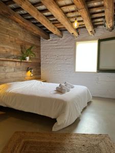 Schlafzimmer mit einem großen weißen Bett und einem Fenster in der Unterkunft Centric apartment in Vilanova i la Geltru in Vilanova i la Geltrú