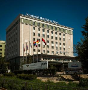 烏蘭巴托的住宿－汗宮凱賓斯基酒店，喀土穆汗宫殿阿克里特克里特酒店 - 顶部有旗帜