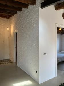 pared de ladrillo blanco en una habitación con cama en Centric apartment in Vilanova i la Geltru, en Vilanova i la Geltrú