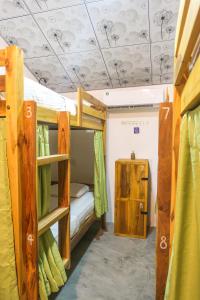 Habitación con 2 literas y armario en The Lost Hostels, Arugam Bay Beach - Sri Lanka, en Arugam Bay