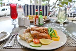 un plato de comida con pescado y verduras en una mesa en The Balmoral, en Durban