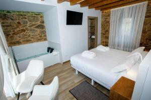 Suite de Maria في موتشيا: غرفة نوم بسرير وكراسي وتلفزيون
