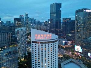 wysoki budynek z znakiem w mieście w obiekcie Kempinski Hotel Shenzhen - 24 Hours Stay Privilege, Subject to Hotel Inventory w mieście Shenzhen