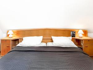 A bed or beds in a room at FeWo Klatschmohn OG rechts