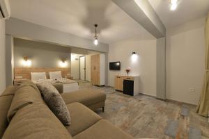 uma sala de estar com um sofá e uma cama em TRAKHEİA OTEL em Marmaris