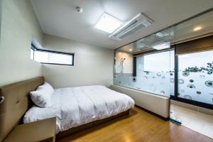 Postel nebo postele na pokoji v ubytování Sanbangsanae Resort