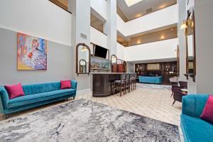 a living room with blue couches and a bar at The Roslyn, Tapestry Collection by Hilton in Roslyn