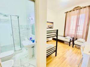 罗马COMFORT INN ROMA TERMINI的带水槽、马桶和淋浴的浴室 更多37张照片