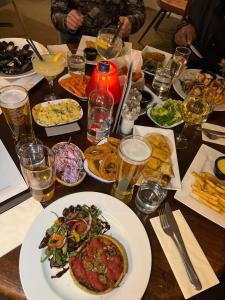 una tavola piena di piatti di cibo e bevande di The Squirrel a Godalming