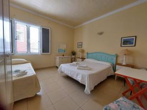 a bedroom with two beds and a table in it at Alma libre in Tijoco de Abajo