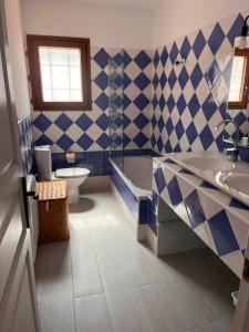 ein Badezimmer mit einer Badewanne, einem WC und einem Waschbecken in der Unterkunft Villa Portitxol en Moraira in Moraira