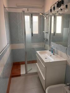 ein Bad mit einem Waschbecken, einer Dusche und einem WC in der Unterkunft Villa Portitxol en Moraira in Moraira