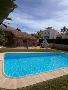 ein großer blauer Pool vor einem Haus in der Unterkunft Villa Portitxol en Moraira in Moraira