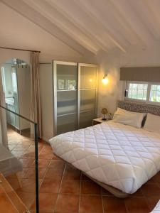 ein Schlafzimmer mit einem großen weißen Bett in einem Zimmer in der Unterkunft Villa Portitxol en Moraira in Moraira
