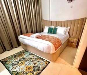 een slaapkamer met een bed en een tapijt bij Villa Aqua WIth Swimming Pool in Lucknow