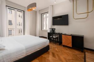 sypialnia z łóżkiem i telewizorem na ścianie w obiekcie Hotel Valeri w Rzymie
