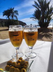 two glasses of beer and a plate of olives at Casa La Vuelta in Águilas