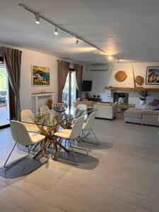 a living room with a glass table and chairs at Villa Portitxol en Moraira in Moraira