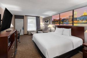 een hotelkamer met een bed en een televisie bij Days Inn by Wyndham Columbia Kentucky in Columbia