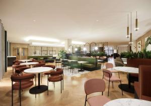 un restaurante con mesas y sillas y un vestíbulo en Doubletree By Hilton Sheffield City en Sheffield