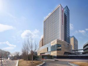 ein hohes Gebäude mit vielen Fenstern in der Unterkunft Hilton Garden Inn Jinzhong Yuci in Jinzhong