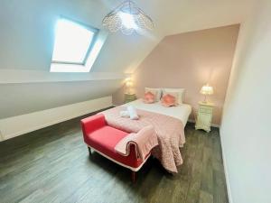 1 dormitorio con 1 cama y 1 silla roja en Magnifique maison de ville en Morestel