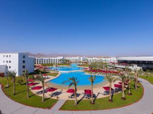 - une vue aérienne sur la piscine du complexe bordée de palmiers dans l'établissement Rixos Radamis Sharm El Sheikh, à Charm el-Cheikh