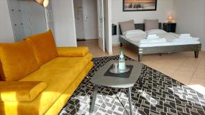 ein Wohnzimmer mit einer Couch und einem Tisch in der Unterkunft Villa Schwan by Rujana in Binz