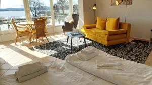 ein Wohnzimmer mit einem Bett, einem Stuhl und einem Tisch in der Unterkunft Villa Schwan by Rujana in Binz