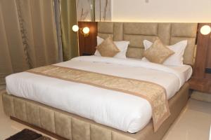 Ένα ή περισσότερα κρεβάτια σε δωμάτιο στο HOTEL LAWANG SIGNAGE