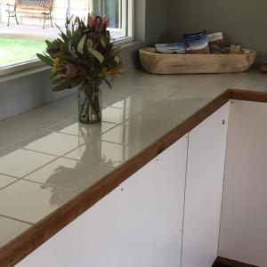 a vase of flowers sitting on a counter in a kitchen at Grampians Park Station in Moyston