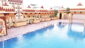 Bazén v ubytování Umaid Haveli-A Heritage Style Hotel & Resort nebo v jeho okolí