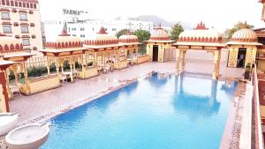 Bazén v ubytování Umaid Haveli-A Heritage Style Hotel & Resort nebo v jeho okolí