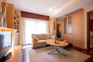 sala de estar con sofá y mesa en Apartamento SpítiCasa, en Santiago de Compostela