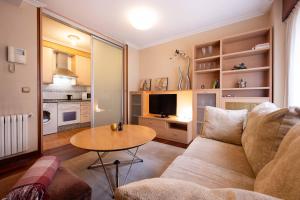 sala de estar con sofá y mesa en Apartamento SpítiCasa, en Santiago de Compostela