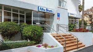 ベナルマデナにあるMedPlaya Hotel Alba Beachの階段付きのアリタビーチビルへの入り口