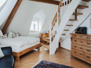 アレンスバッハにあるFerienwohnung Bodenseeblickのベッドルーム1室(ベッド1台、階段付)