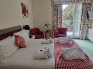 Postel nebo postele na pokoji v ubytování Redcliffe Hotel